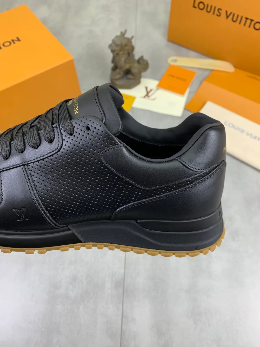 Men's men's shoes 💰P680 new style 💶 punched series [LOUIS VUITTON] (original order) new style 🍀LV Louis Vuitton * - top version of LV classic trendy shoes! Made of imported original cowhide and water-dyed cowhide lining. The latest original wear-resistant rubber combination outsole! High quality products! Multiple colors available, code number: 39-45 (38 46 customized)